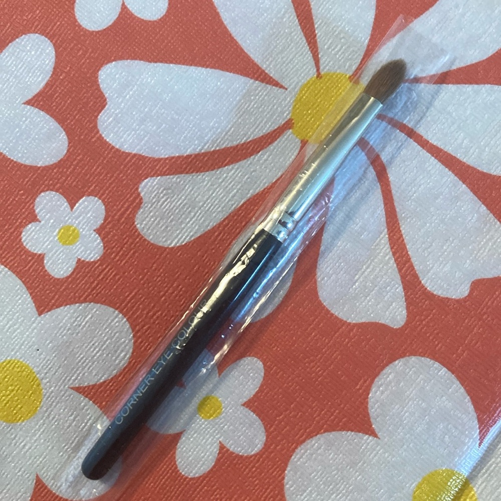 laura mercier corner eye-color shadow brush - never used